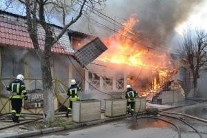 Масштабный пожар в Одессе: сгорели ресторан, кафе и аптека