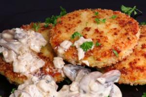 Картофельно-сырные оладьи с грибным соусом