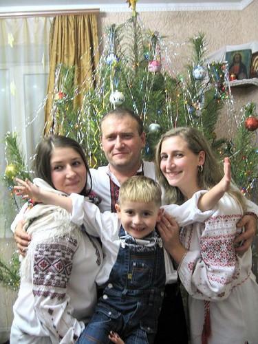 Дмитрий Ярош с детьми и внуком