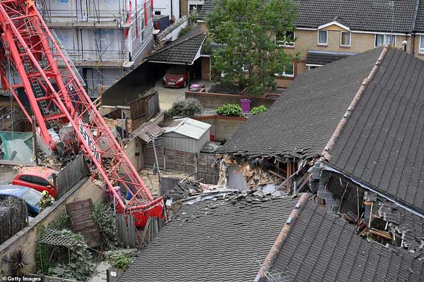 В Лондоне строительный кран рухнул на жилые дома