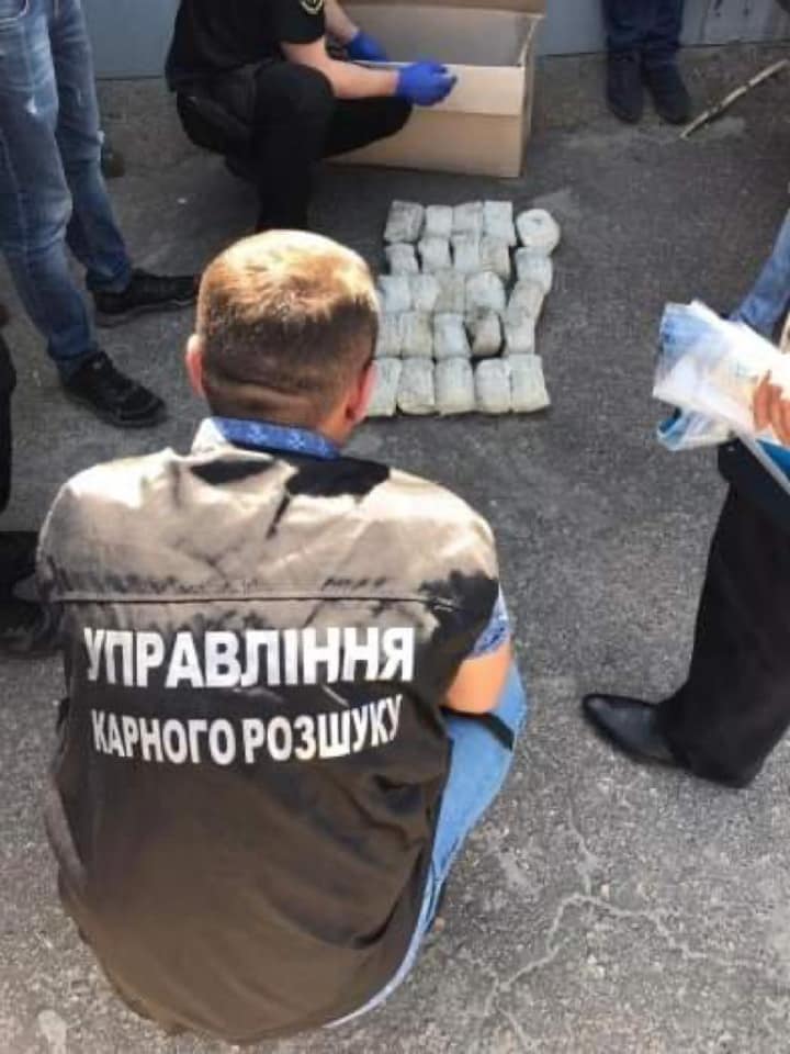 Северодонецкие правоохранители "на горячем" задержали торговцев боеприпасами