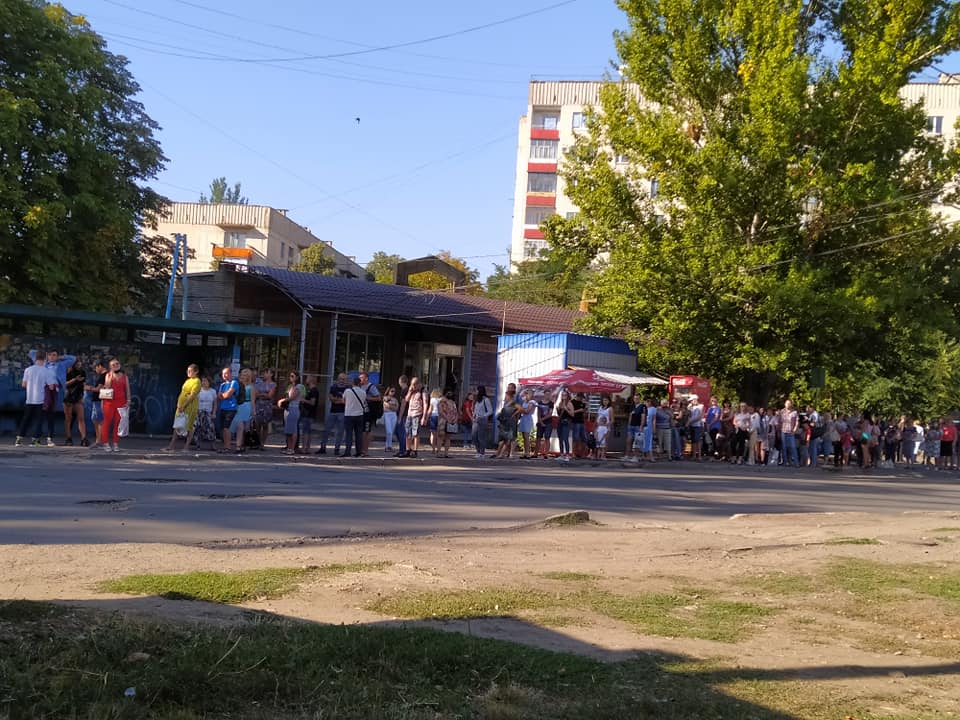 "Жесть!": В Лисичанске приходится отстоять в длиннющей очереди, чтобы попасть в желанную маршрутку