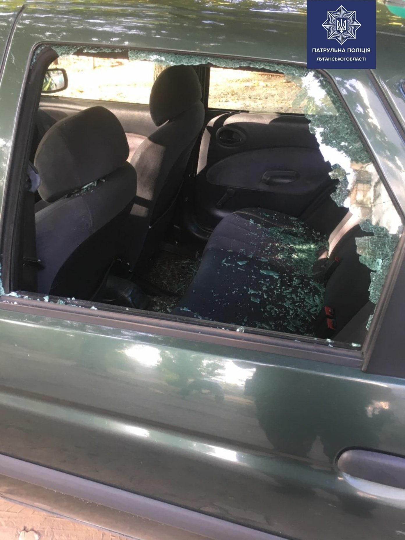 В ходе конфликта с водителем житель Рубежного разнес стекло в автомобиле