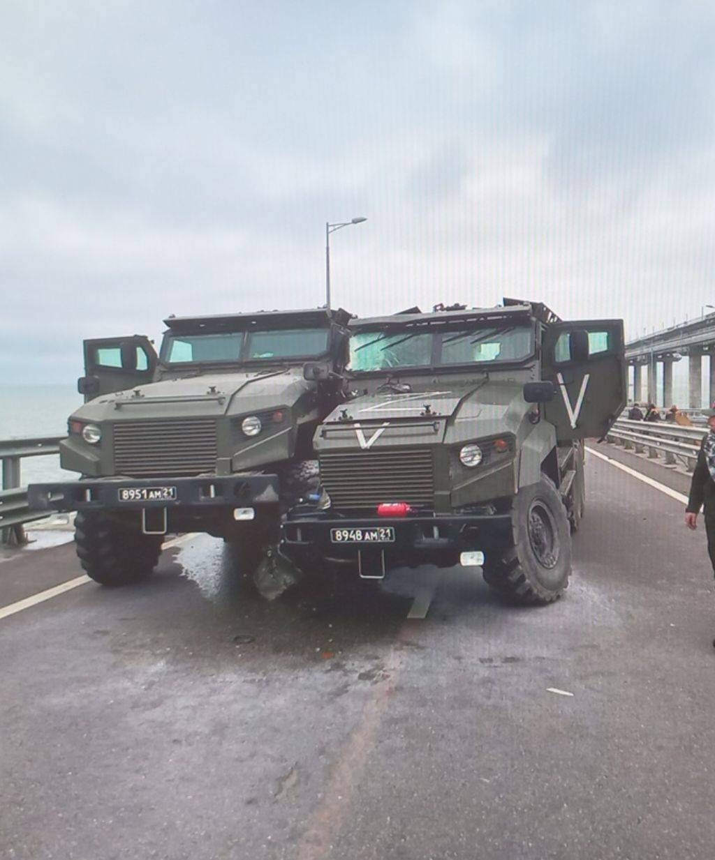 На Крымском мосту в ДТП попала колонна военной техники