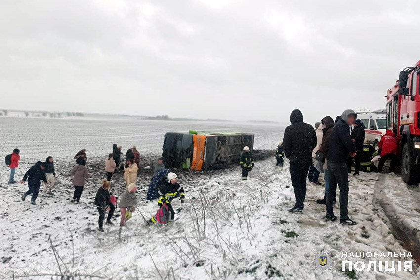 На Хмельниччине перевернулся автобус сообщением "Варшава - Одесса"