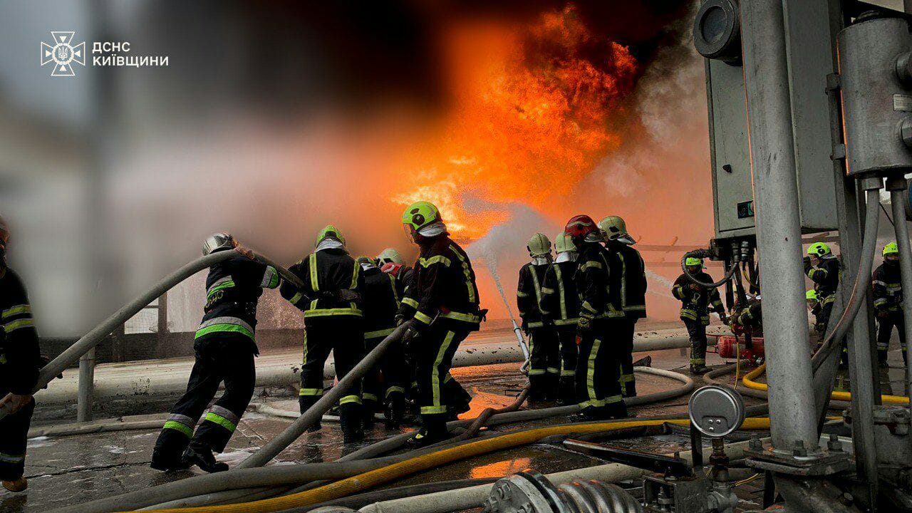 На Киевщине продолжается ликвидация пожара на предприятии