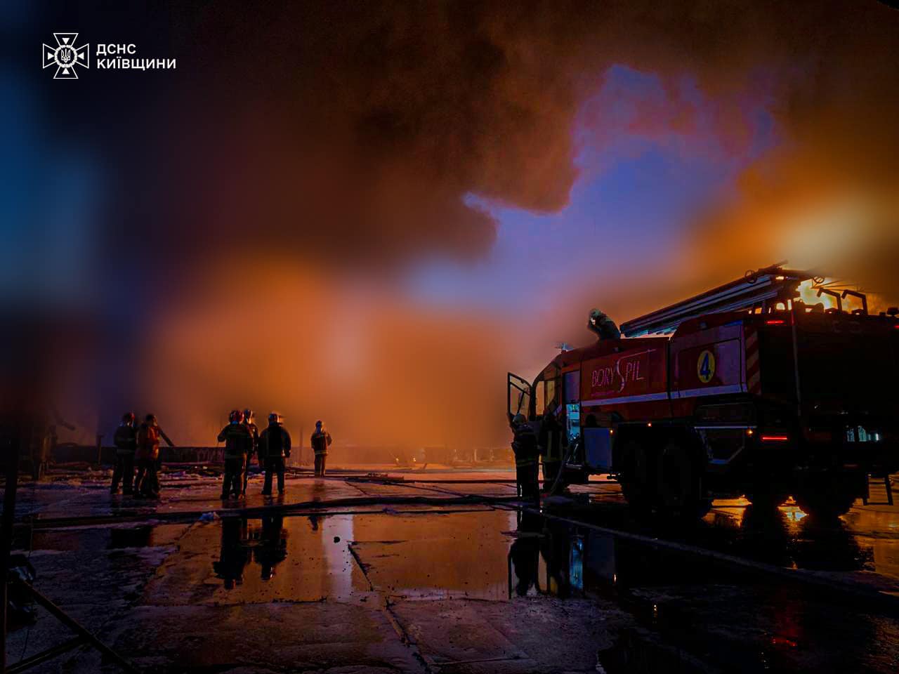 На Киевщине продолжается ликвидация пожара на предприятии