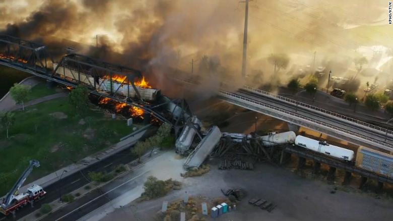 В США на мосту через озеро сошел с рельсов и загорелся поезд с токсичными веществами