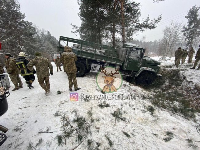 На Львовщине в ДТП попал "КрАЗ" с военнослужащими