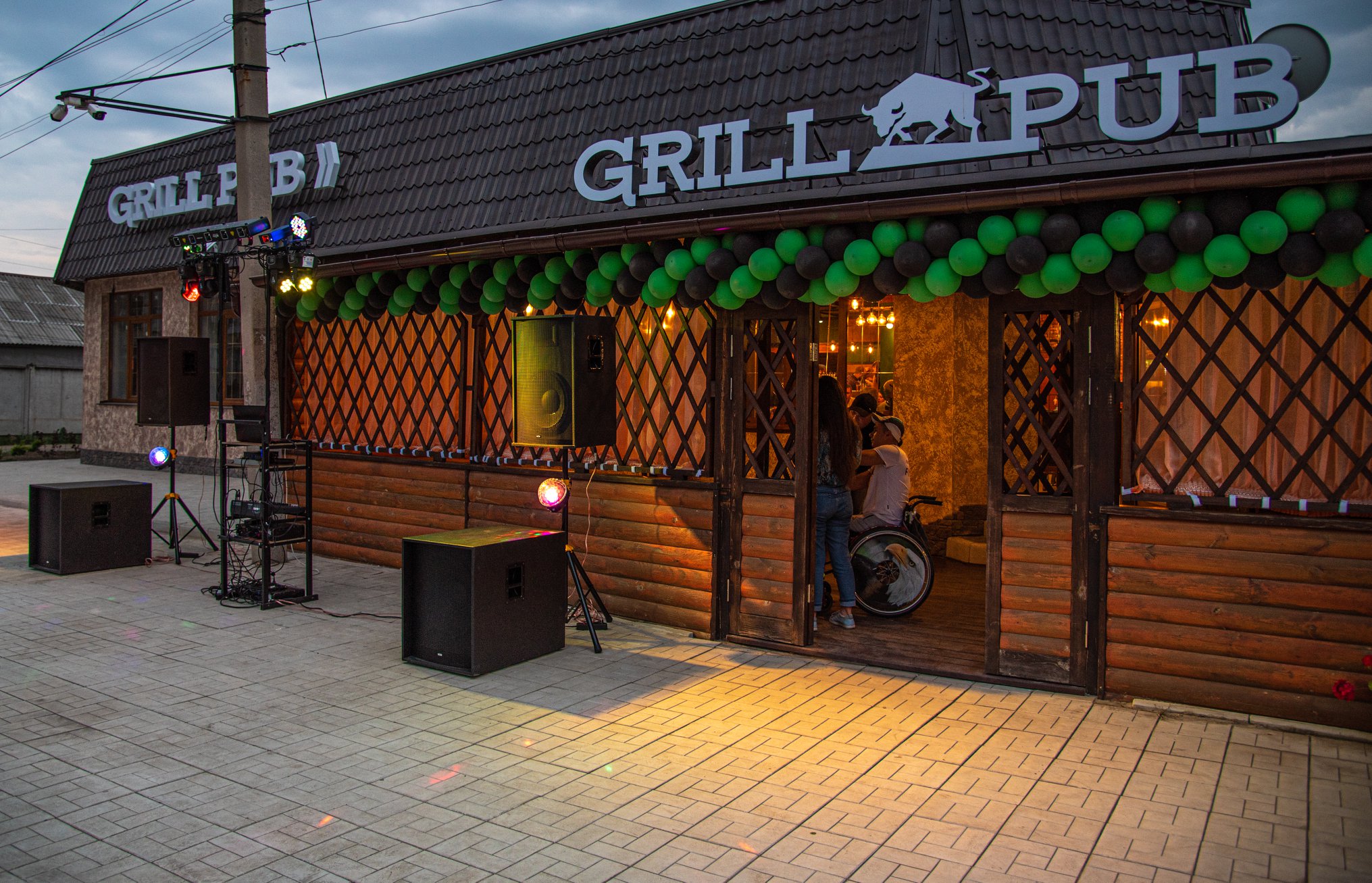 В центре Лисичанска ночью сгорел ресторан GRILL PUB