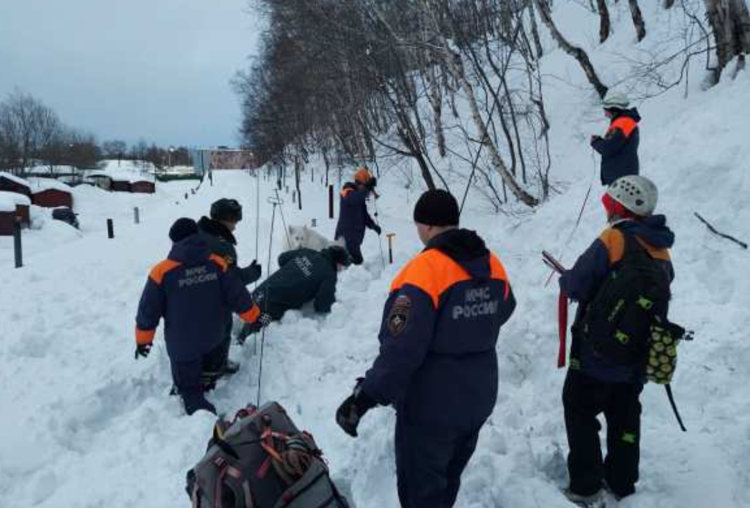 На Камчатке у школы снежная лавина накрыла людей