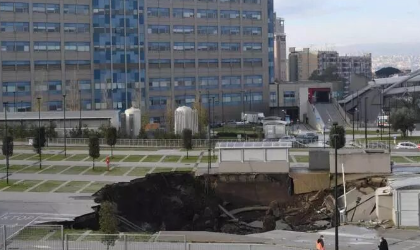 В Неаполе под землю ушла парковка возле "ковидной" больницы