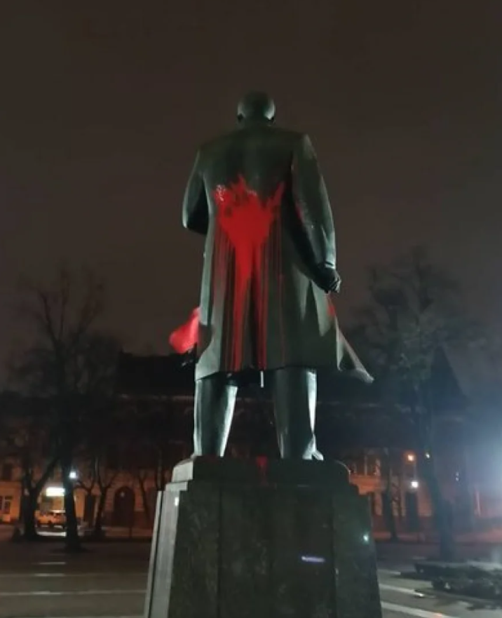 Во Львове осквернили памятник Бандере