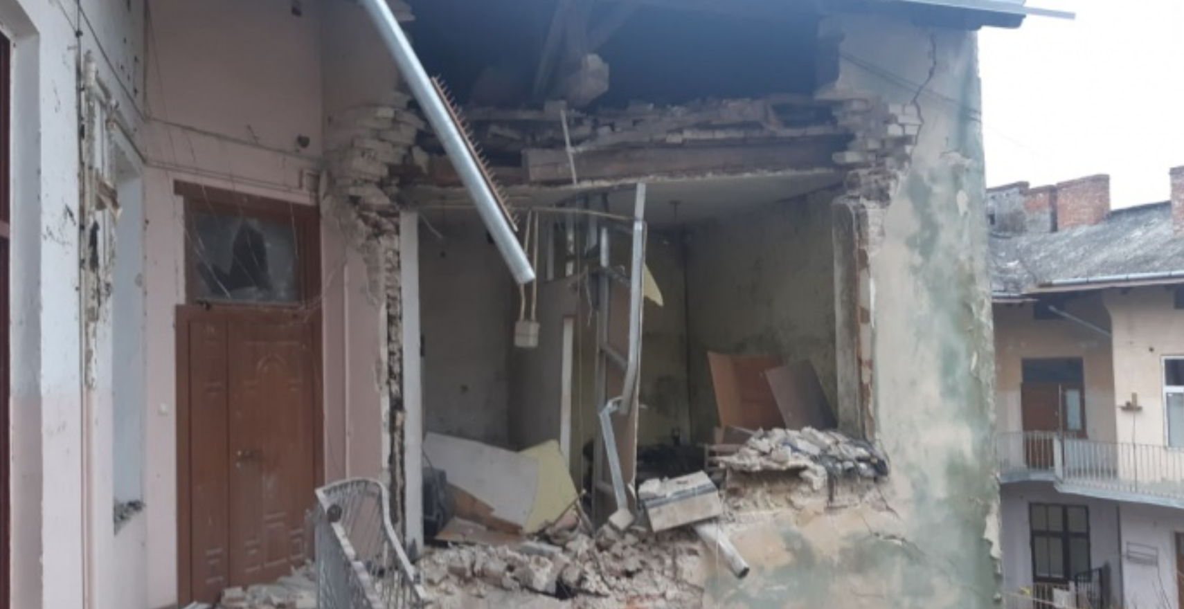 Во Львове взрывом разрушена часть жилого дома