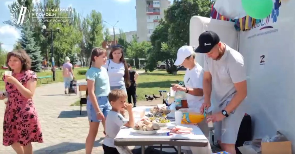 В оккупированном Лисичанске для детей устроили "большой" праздник