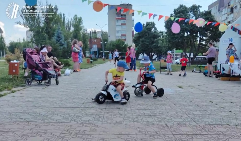 В оккупированном Лисичанске для детей устроили "большой" праздник