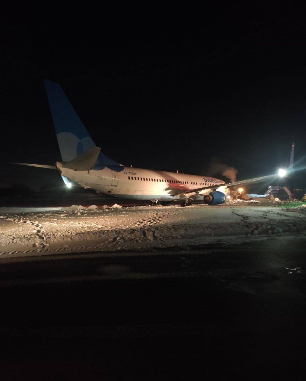 В Перми застрял в сугробе самолет авиакомпании "Победа"