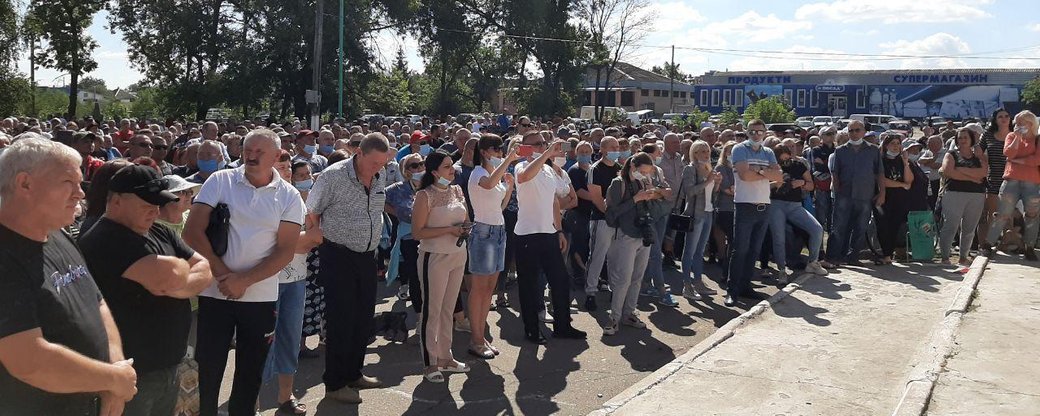 На Харьковщине 500 человек вышли на митинг против цыганей - фото