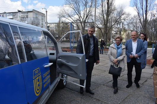 В Северодонецке презентовали макет электромобиля по имени Ева