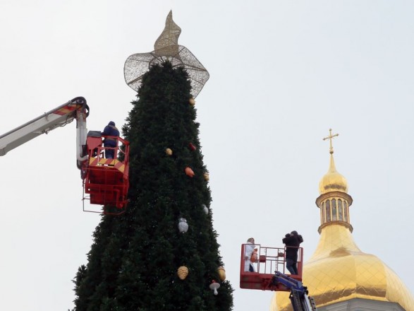 С главной елки Украины сняли шляпу