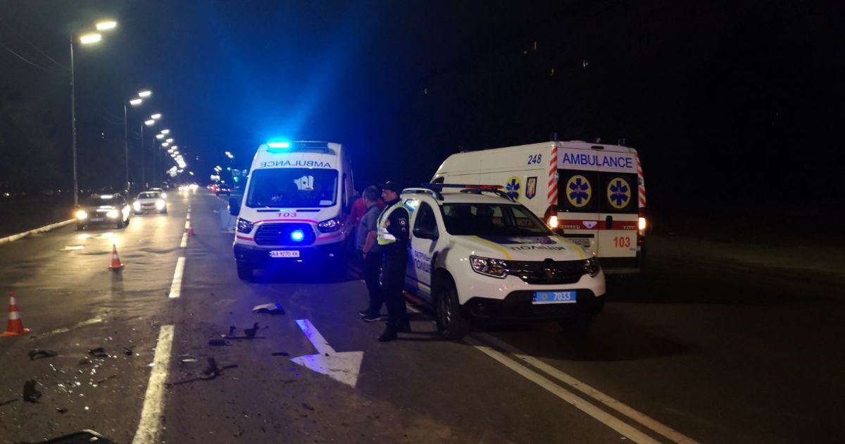 В Киеве пьяный водитель на Skoda протаранил машину "скорой"