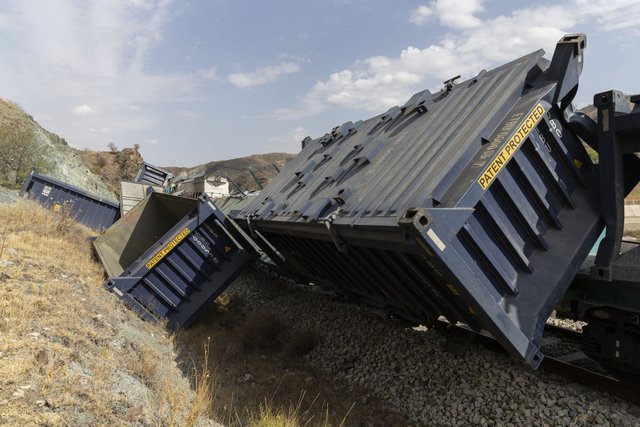 В Турции в результате столкновения грузовых поездов погибли два машиниста
