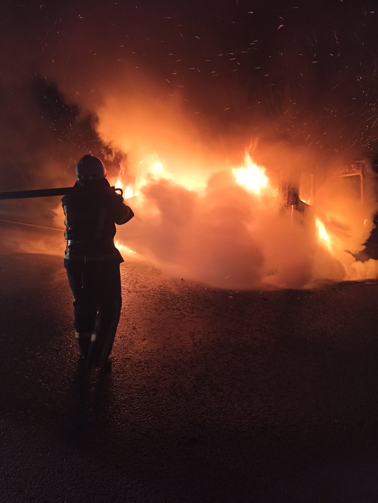 На Луганщине во время движения загорелась "скорая"