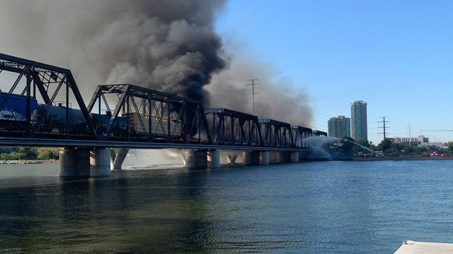 В США на мосту через озеро сошел с рельсов и загорелся поезд с токсичными веществами