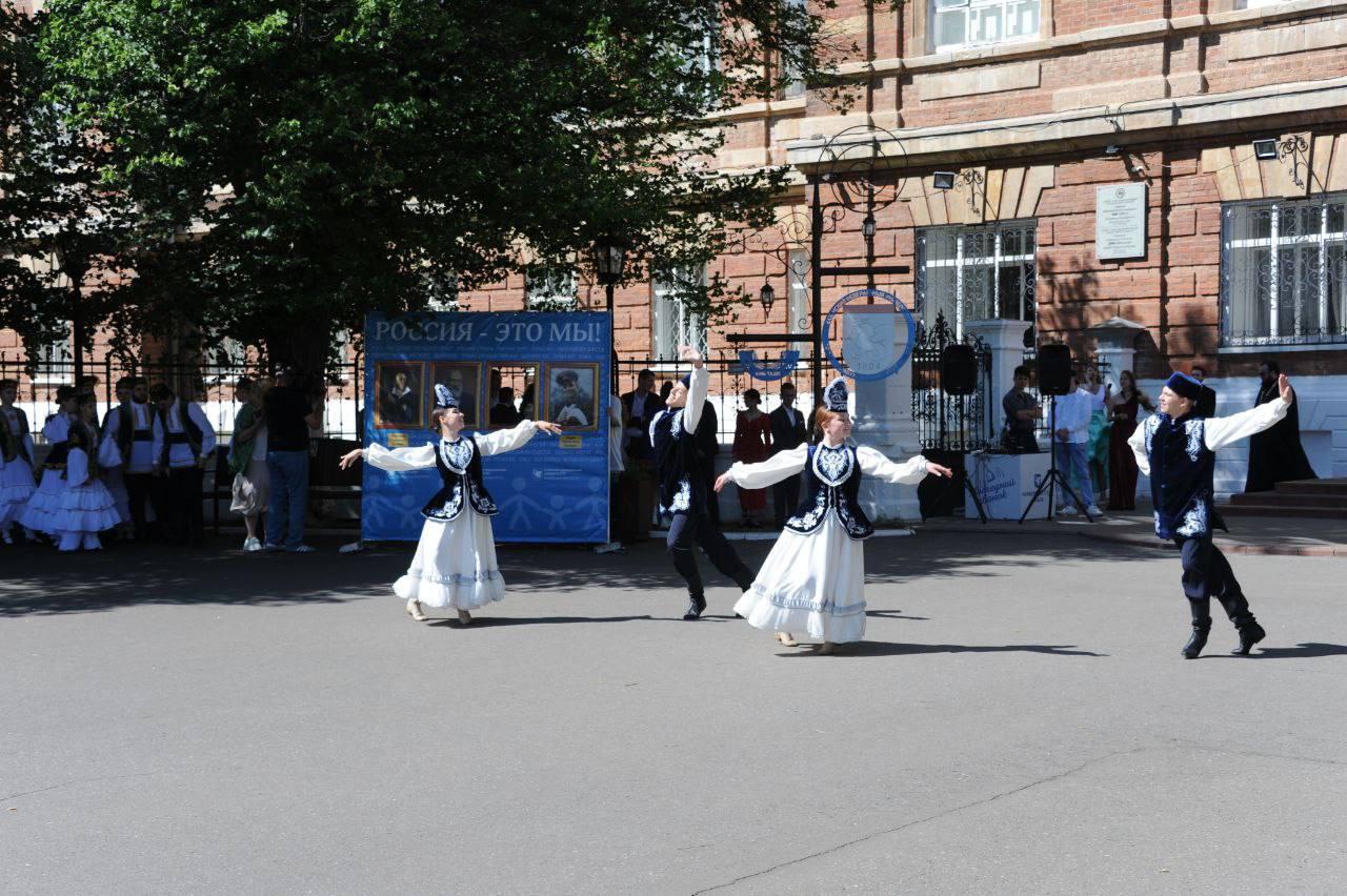 Выпускникам из Лисичанска и Рубежного вручили аттестаты в Елабуге