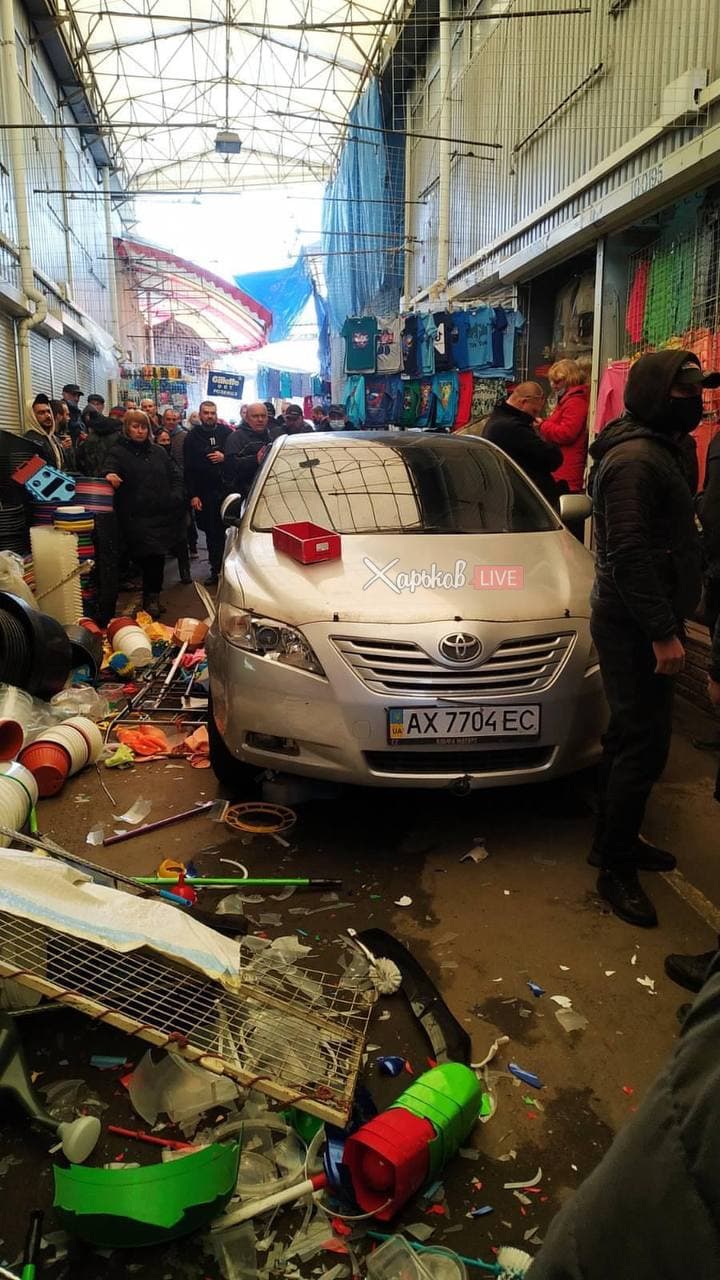 В Харькове на рынке "Барабашово" автомобиль влетел в торговые ряды