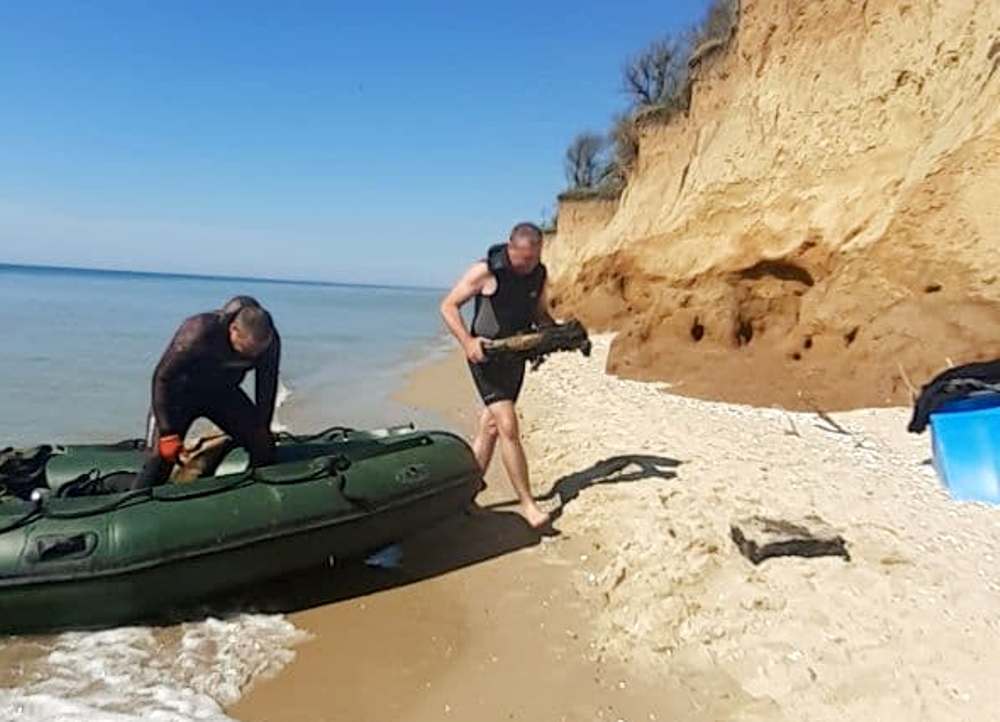 нашли затонувшее судно со снарядами