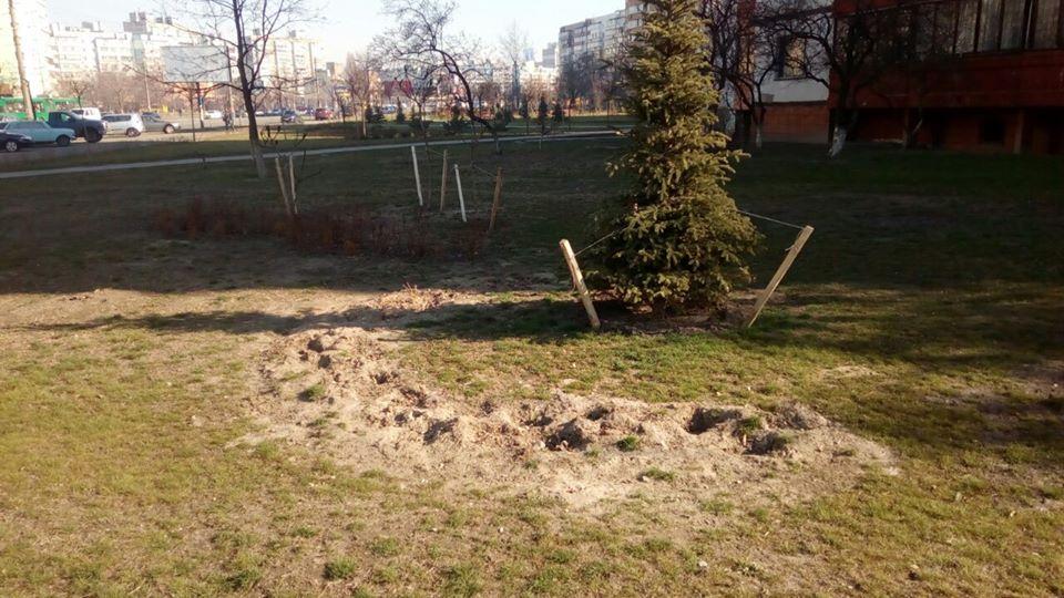 Киев, вандализм, сквер