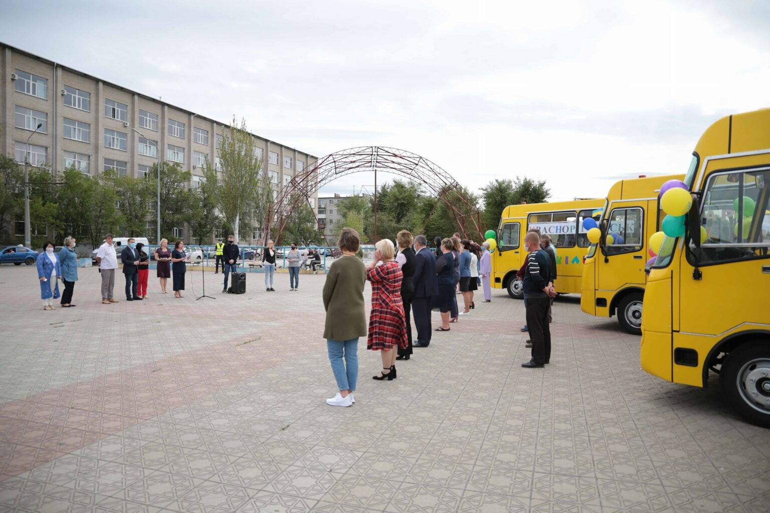 На Луганщине учебным заведениям передали 4 новых автобуса