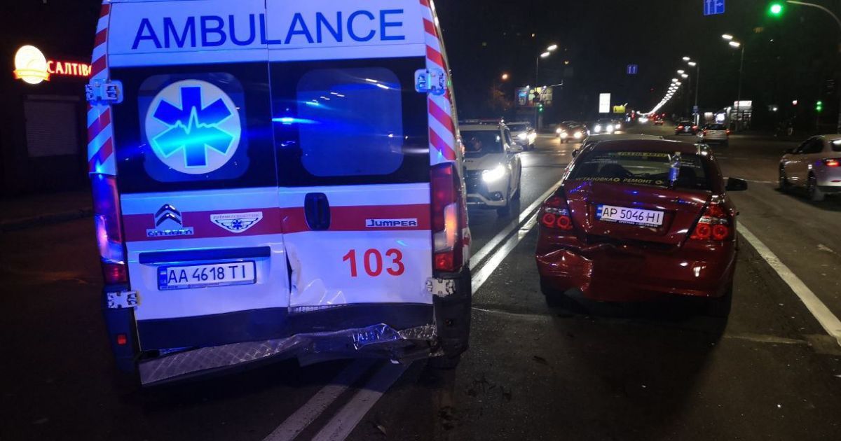 В Киеве пьяный водитель на Skoda протаранил машину "скорой"