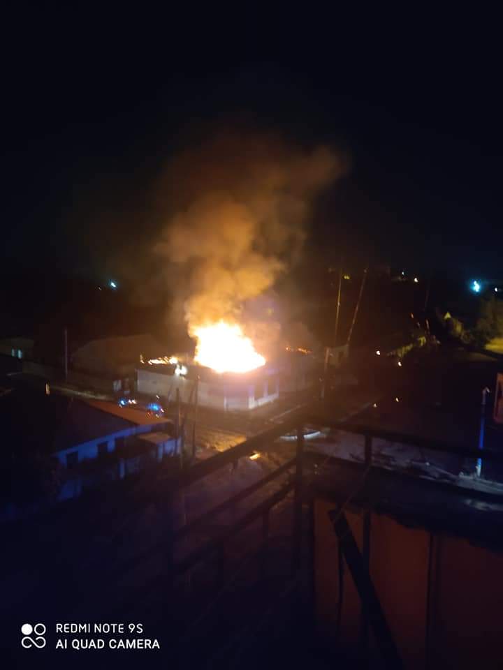 В центре Лисичанска ночью сгорел ресторан GRILL PUB