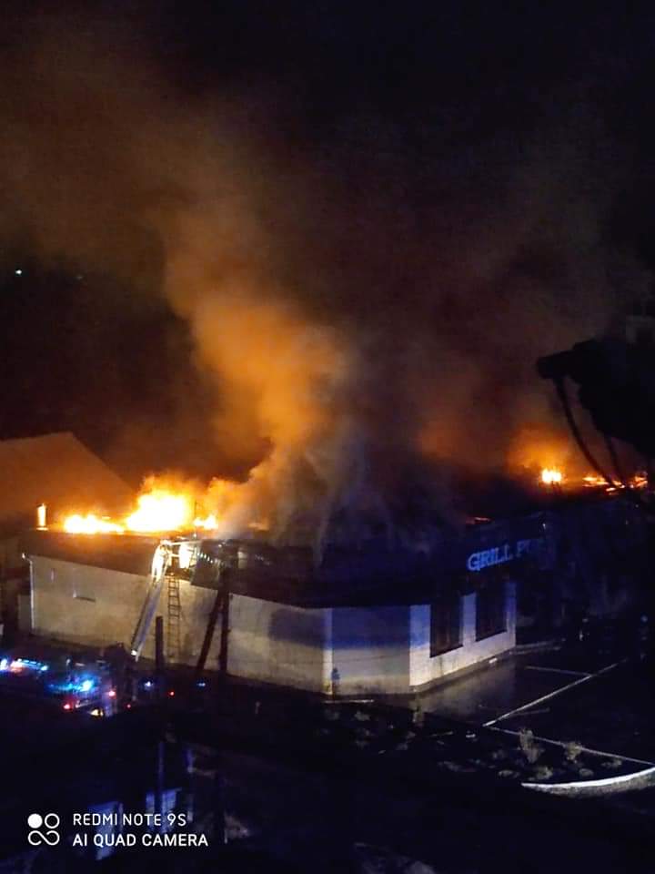 В центре Лисичанска ночью сгорел ресторан GRILL PUB