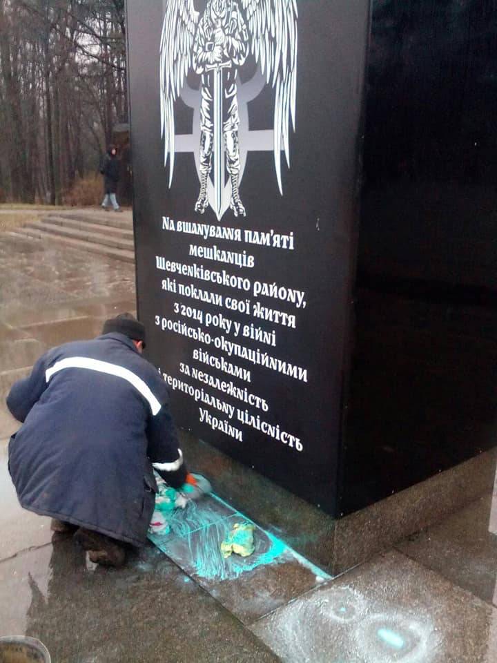 В Киеве вандалы осквернили памятник воинам АТО/ООС