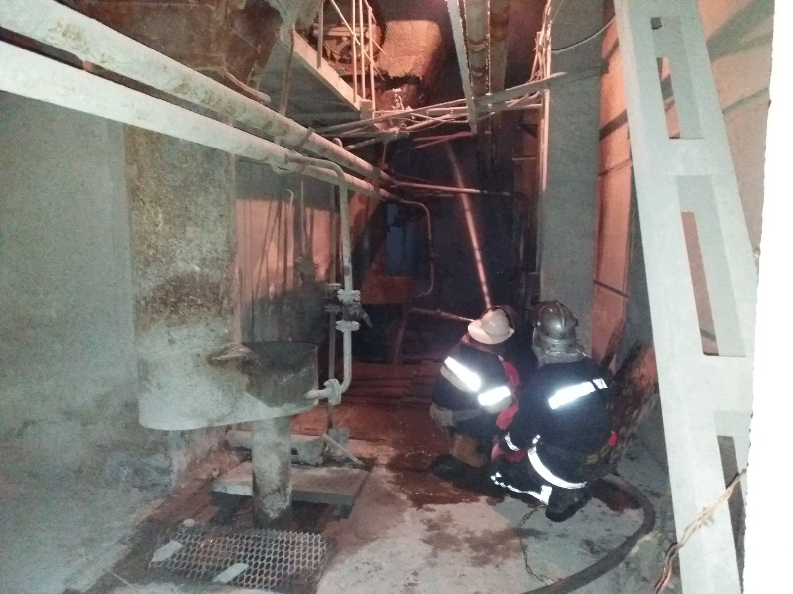 Спасатели целую ночь тушили пожар на Змиевской ТЭС