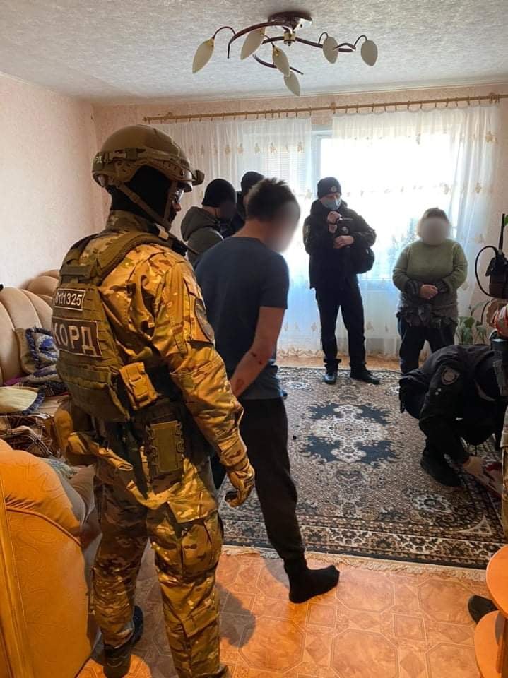 В Рубежном мужчина метнул гранату в полицейских