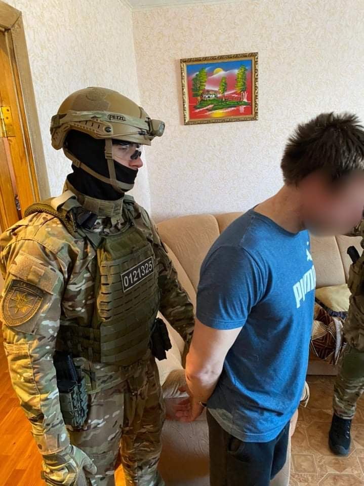 В Рубежном мужчина метнул гранату в полицейских