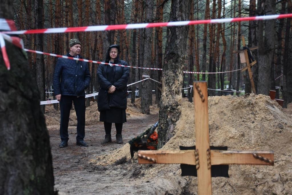 Послы из более чем 20 стран мира посетили освобожденный Изюм