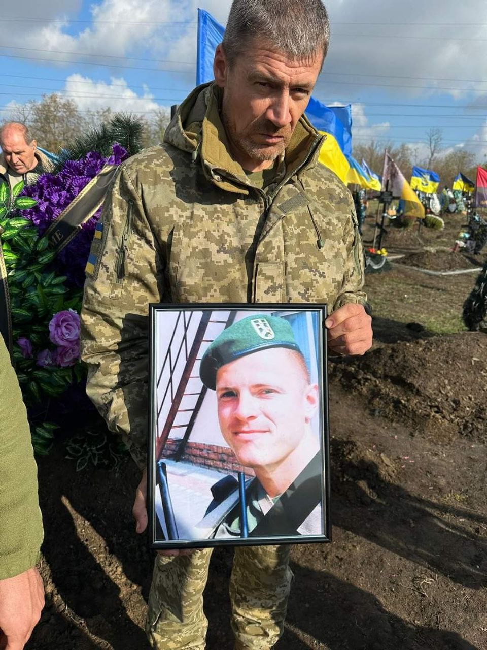В Днепре проводили в последний путь бойца пограничного отряда с Луганщины