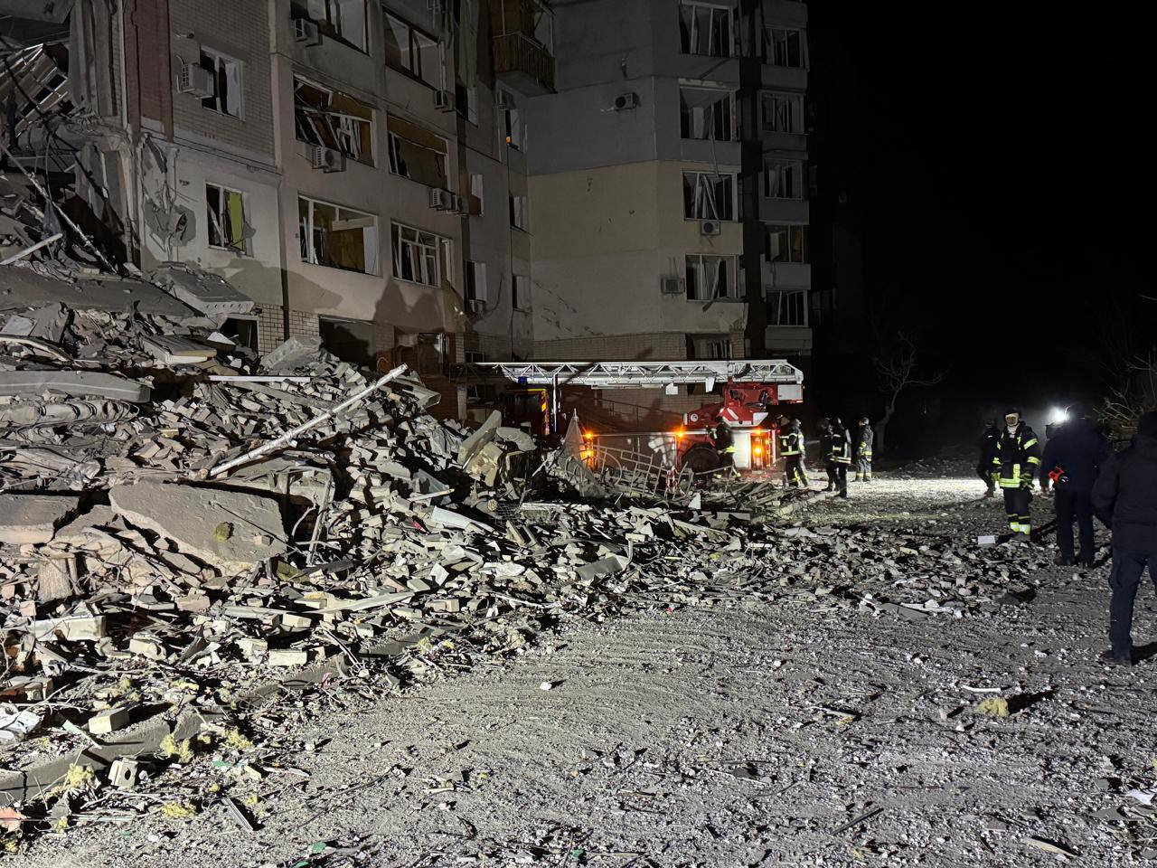 В Херсоне российская авиабомба разрушила многоэтажку