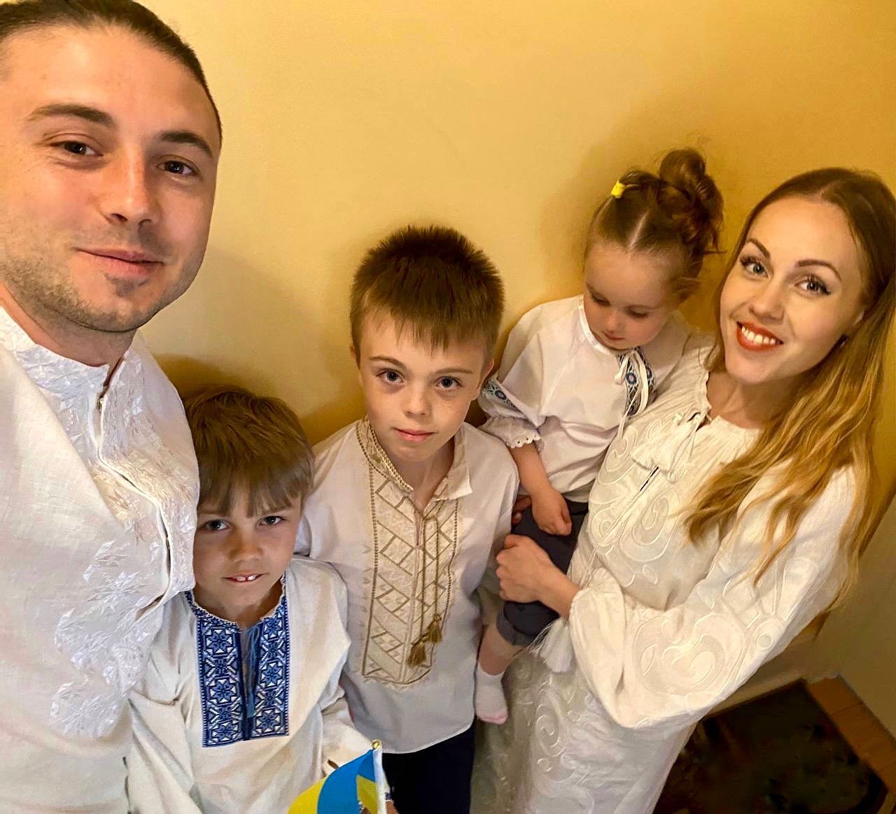 Тарас Тополя с женой Еленой и детьми