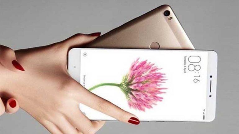 Mi Max 2 в руке девушки