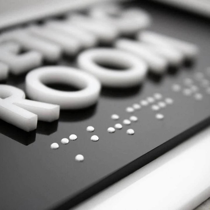 таблички безопасности со шрифтом Брайля