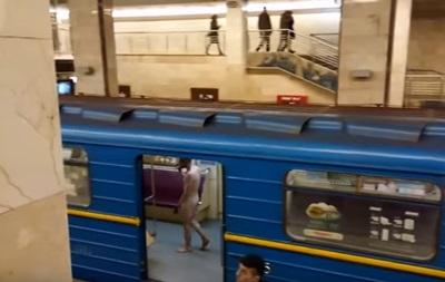 голый мужчина в киевском метро