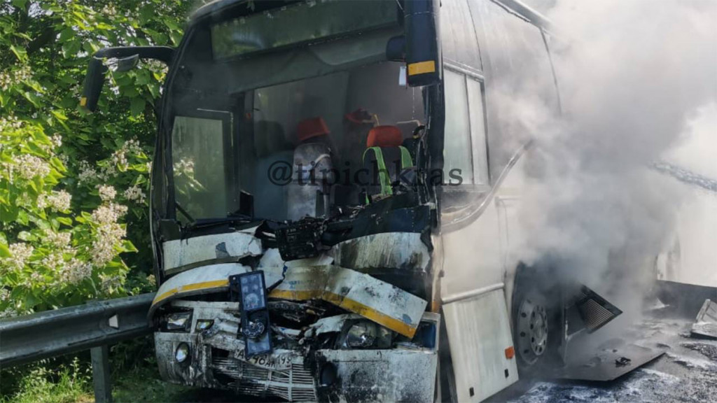 В России в результате столкновения 2 автобусов пострадали 15 детей