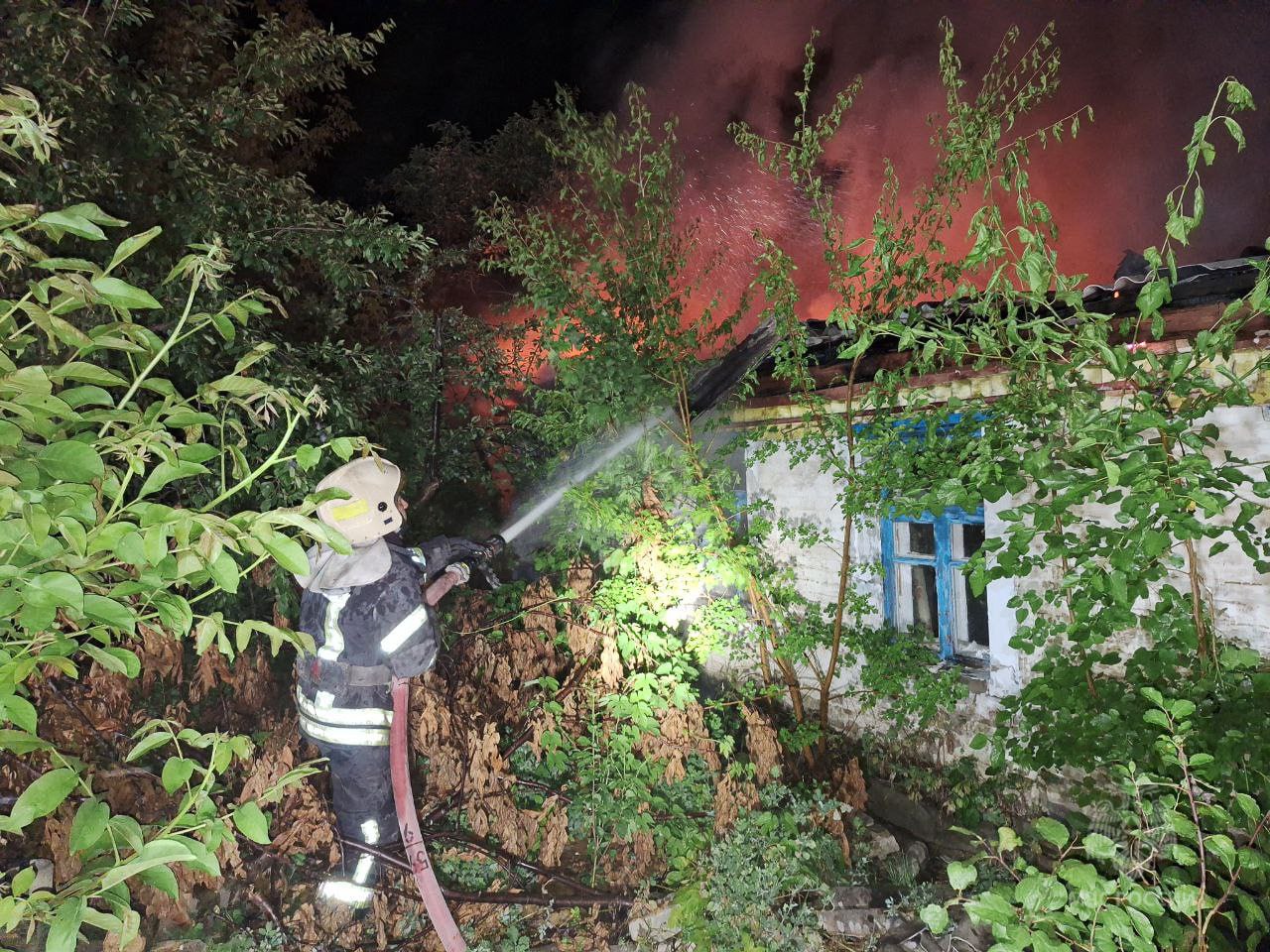 В Лисичанске загорелся дом: оккупанты обнародовали фото | Новини в Час Пік