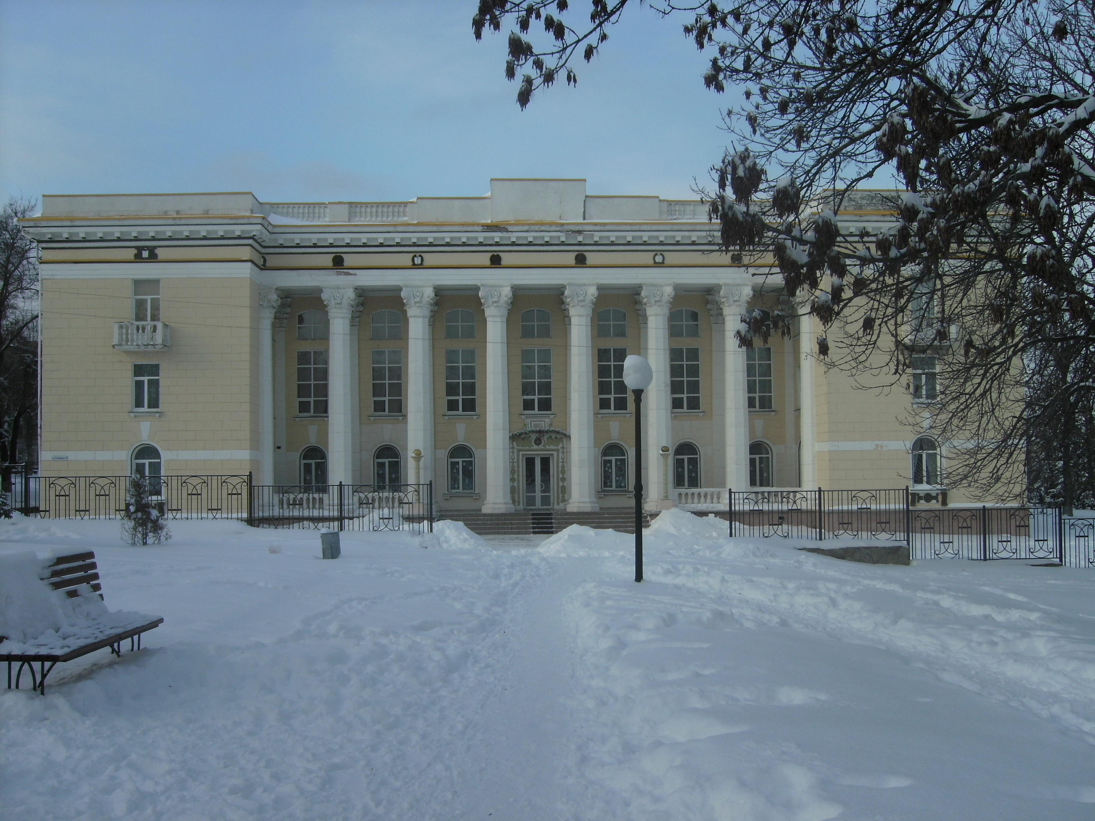 Метровые стены промокли насквозь